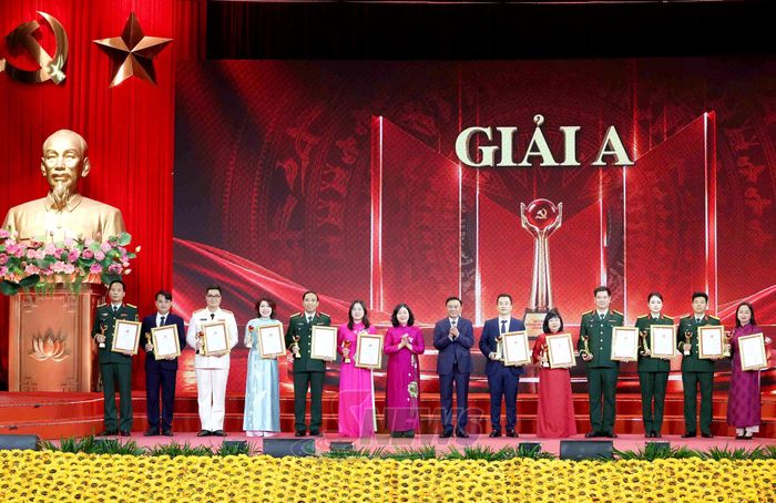 Ban Chỉ đạo cuộc thi trao giải A cho các tác giả, nhóm tác giả đạt giải.