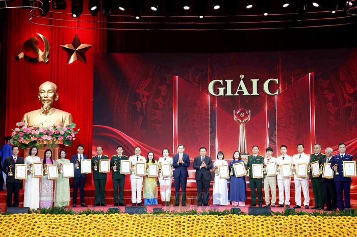 Ban Chỉ đạo cuộc thi trao giải C cho các tác giả, nhóm tác giả đạt giải.