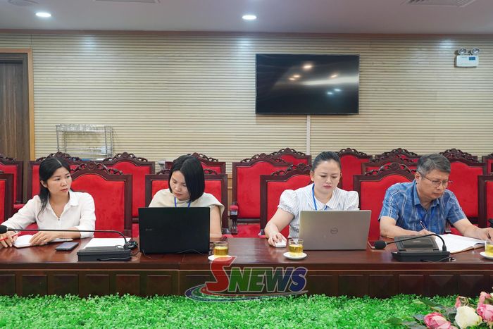 Đại biểu tham dự cuộc họp.