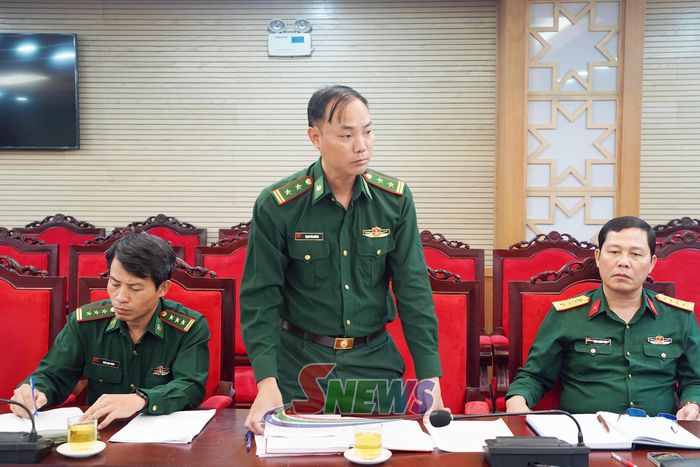 Đại diện Ban Chỉ huy BĐBP tỉnh phát biểu tại cuộc họp.