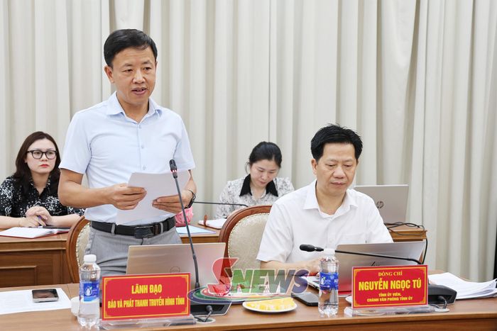 Lãnh đạo Báo và Phát thanh, truyền hình Sơn La báo cáo tại hội nghị.