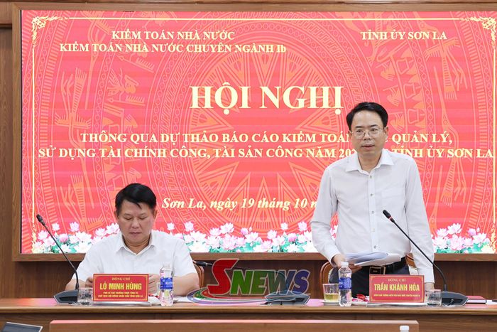 Đồng chí Trần Khánh Hòa, Kiểm toán trưởng Kiểm toán Nhà nước Chuyên ngành Ib (Kiểm toán Nhà nước) phát biểu tại hội nghị.