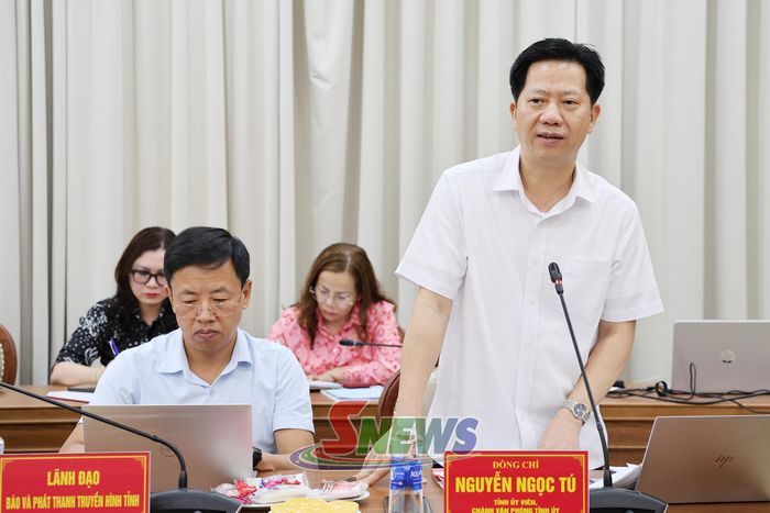 Lãnh đạo Văn phòng Tỉnh ủy báo cáo tại hội nghị.