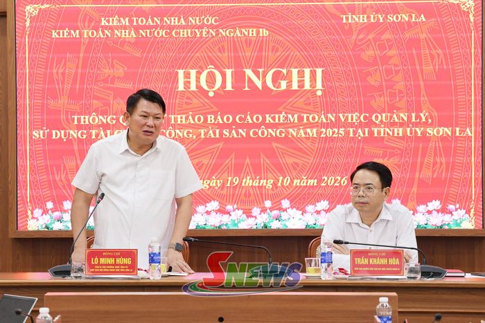 Đồng chí Lò Minh Hùng, Phó Bí thư Thường trực Tỉnh ủy, Chủ tịch HĐND tỉnh phát biểu tại hội nghị.