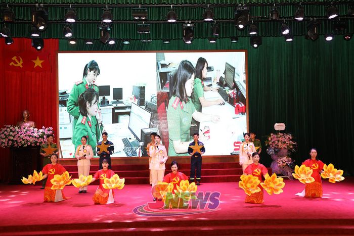 Các đội thi tranh tài ở phần thi tài năng