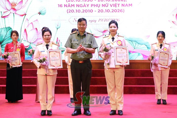 Ban tổ chức trao giải nhì cho các đội thi