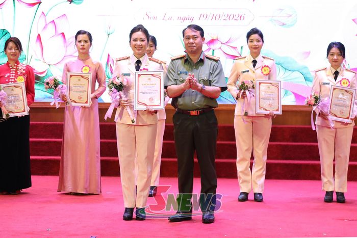 Ban Tổ chức trao giải nhất cho đội thi