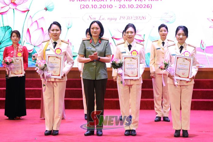 Ban tổ chức trao giải ba cho các đội thi