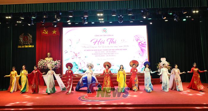 Các đội thi tranh tài trình diễn trang phục áo dài, trang phục dân tộc