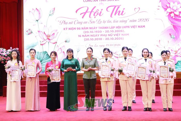 Ban tổ chức trao giải khuyến khích cho các đội thi