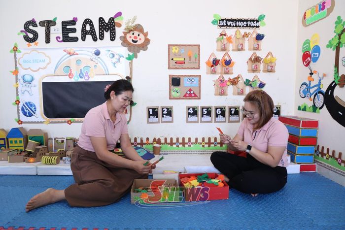 Giáo viên Trường Mầm non Chiềng Cơi làm đồ dùng, đồ chơi phục vụ hoạt động giáo dục.