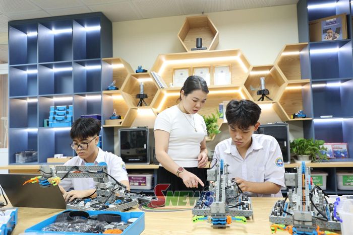 Học sinh Trường THPT Chuyên Sơn La thực hành lắp ráp robot.
