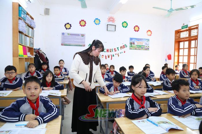 Giờ học của cô và trò Trường Tiểu học Ngọc Linh, phường Chiềng Cơi.