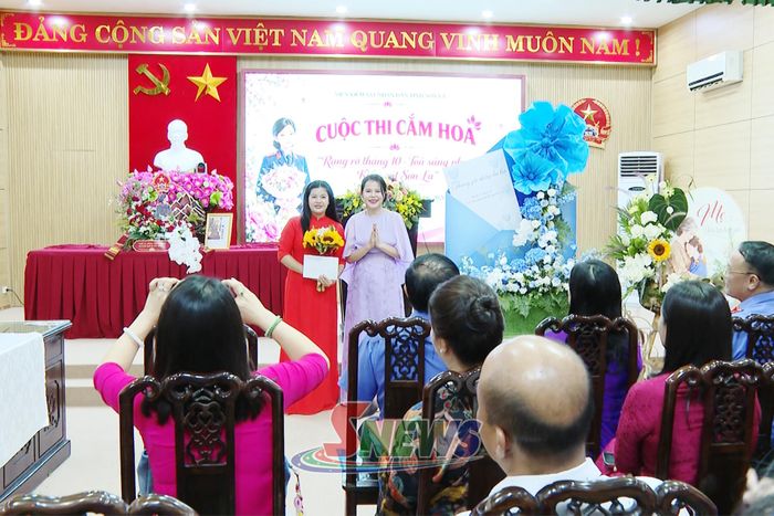 Viện Kiểm sát nhân dân tỉnh trao giải thuyết trình ấn tượng nhất cho Đội thi Viện Kiểm sát nhân dân khu vực 4.