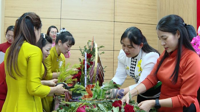 Phần thi cắm hoa thể hiện sự khéo léo của hội viên phụ nữ ngành Kiểm sát.