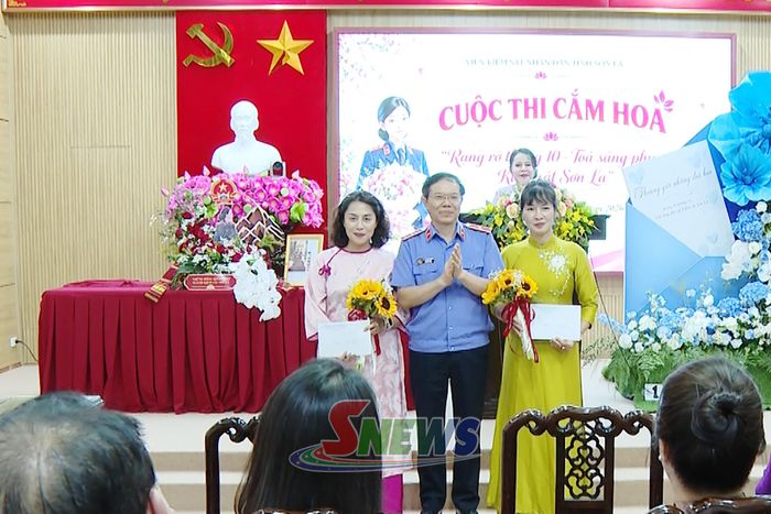 Viện Kiểm sát nhân dân tỉnh trao 2 giải nhì cho các đội thi.