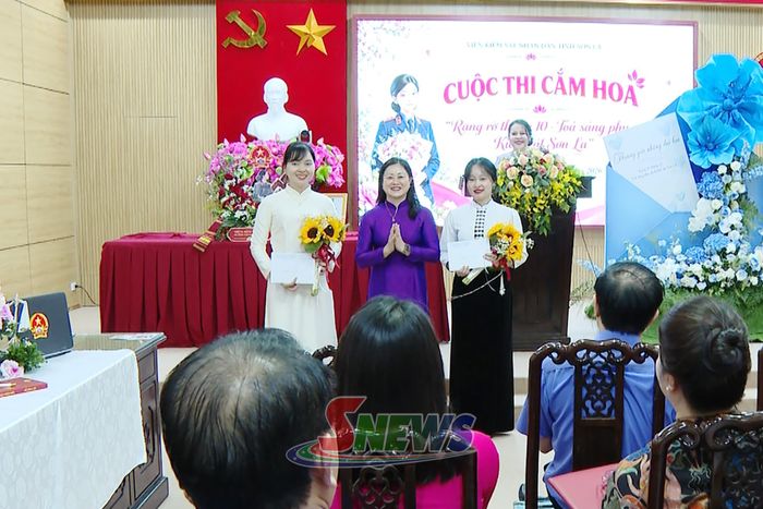 Viện Kiểm sát nhân dân tỉnh trao 2 giải ba cho các đội thi.