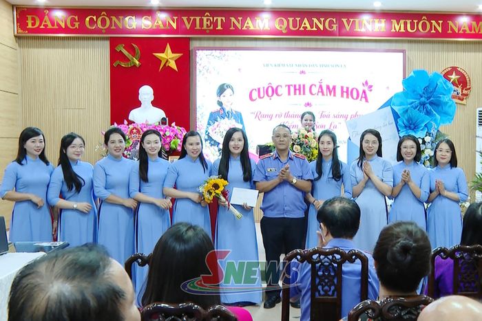 Viện Kiểm sát nhân dân tỉnh trao giải nhất cho Đội 1 thuộc Viện Kiểm sát nhân dân tỉnh.