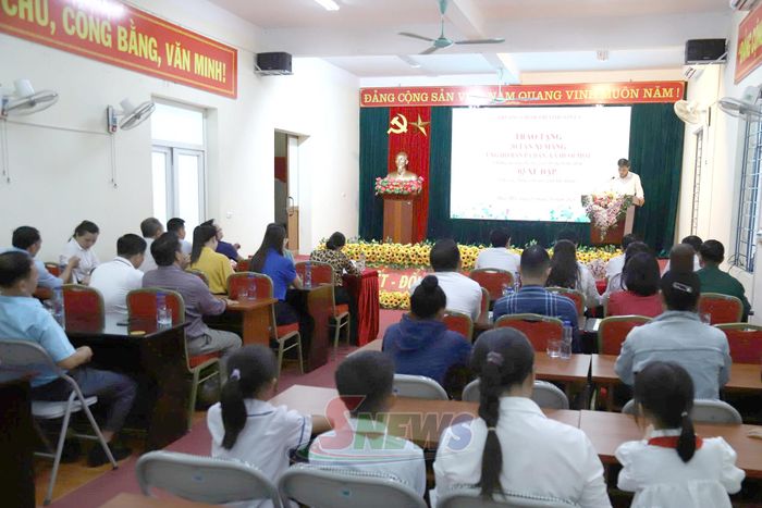 Đoàn công tác Trường Chính trị tỉnh Sơn La tặng quà tại xã Huổi Một.
