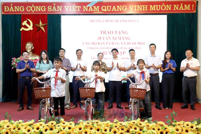 Trường Chính trị tỉnh tặng xe đạp cho học sinh thuộc diện hộ nghèo trên địa bàn xã.