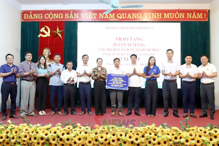 Trường Chính trị tỉnh tặng biểu trưng 30 tấn xi măng và xe đạp cho học sinh thuộc diện hộ nghèo trên địa bàn xã.