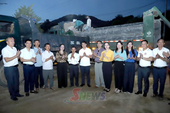Trường Chính trị tặng xi măng cho bản Pá Ban, xã Huổi Một.
