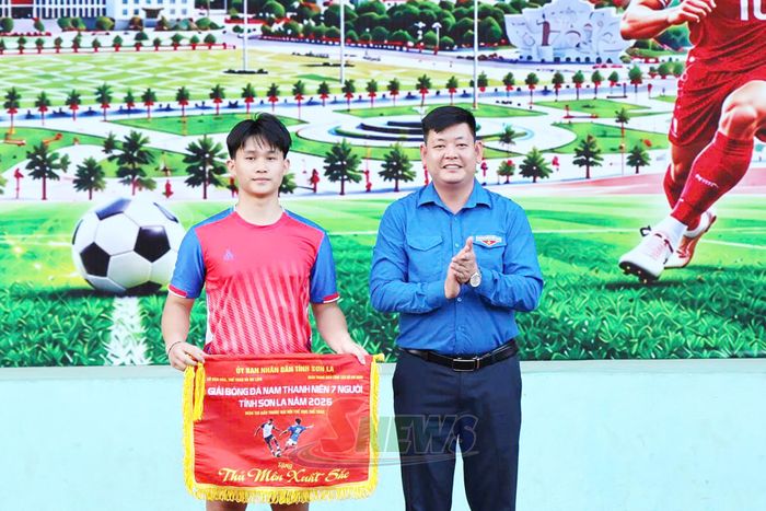 Ban tổ chức trao giải cho thủ môn xuất sắc nhất.