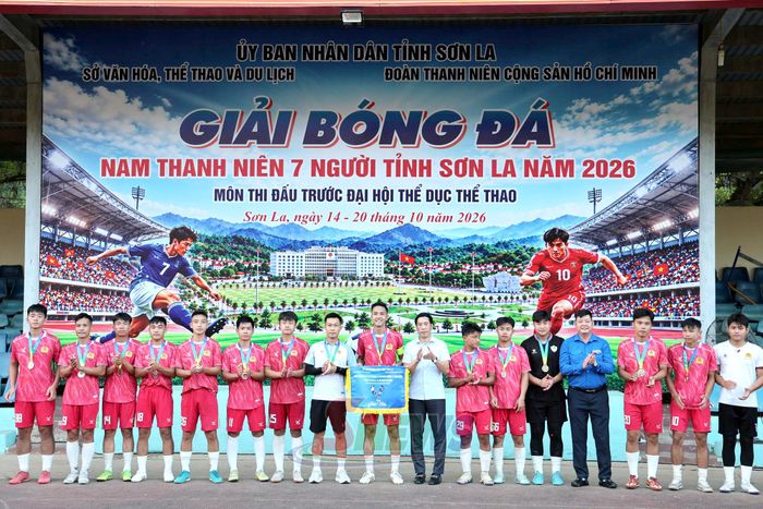 Ban tổ chức trao giải nhì cho đội Công an tỉnh