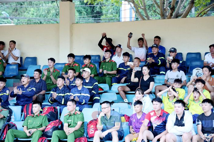 Đông đảo cổ động viên tham gia cổ vũ trận chung kết 