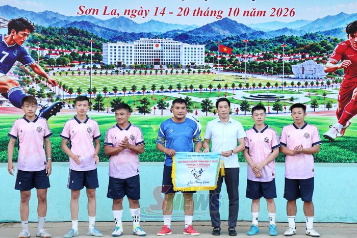 Ban tổ chức trao giải Phong cách cho đội phường Chiềng Cơi