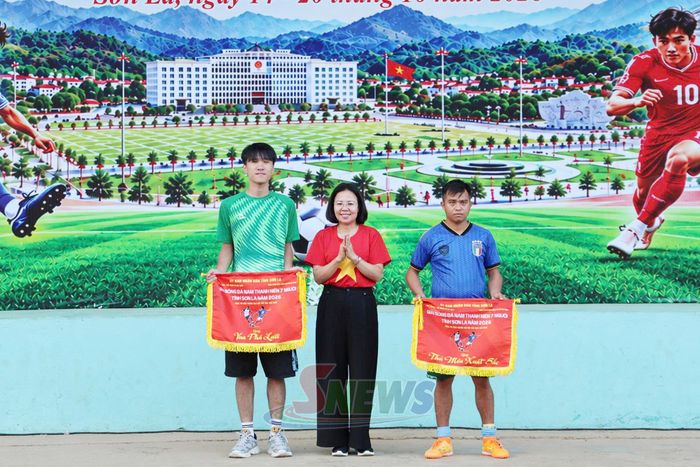 Ban tổ chức trao giải cho cầu thủ ghi nhiều bàn thắng nhất