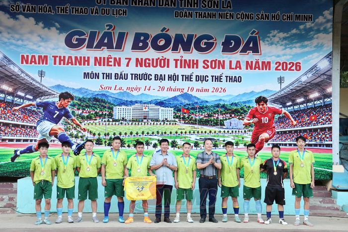 Ban tổ chức trao giải ba cho đội xã Lóng Phiêng