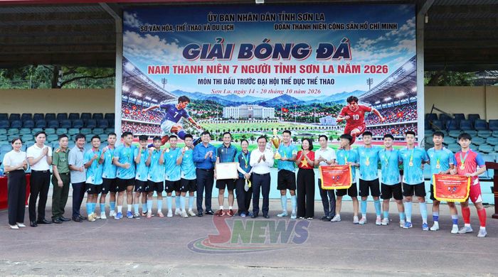 Ban tổ chức trao giải nhất cho đội xã Phù Yên