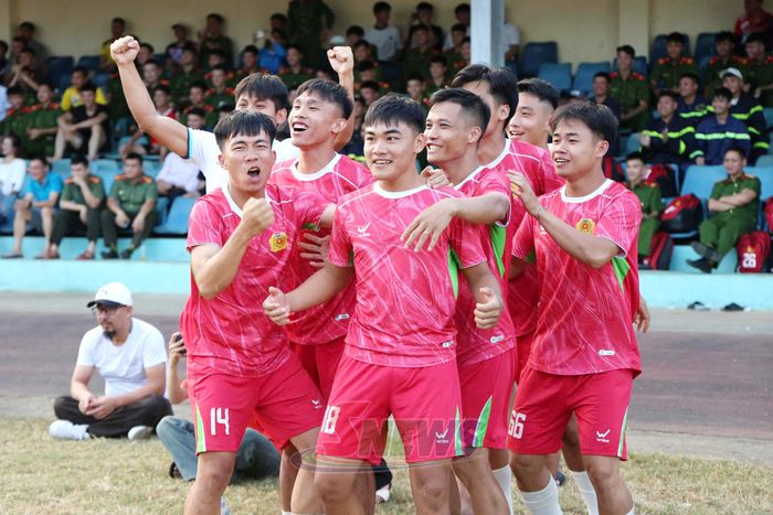 Cầu thủ đội Công an tỉnh ăn mừng sau bàn thắng