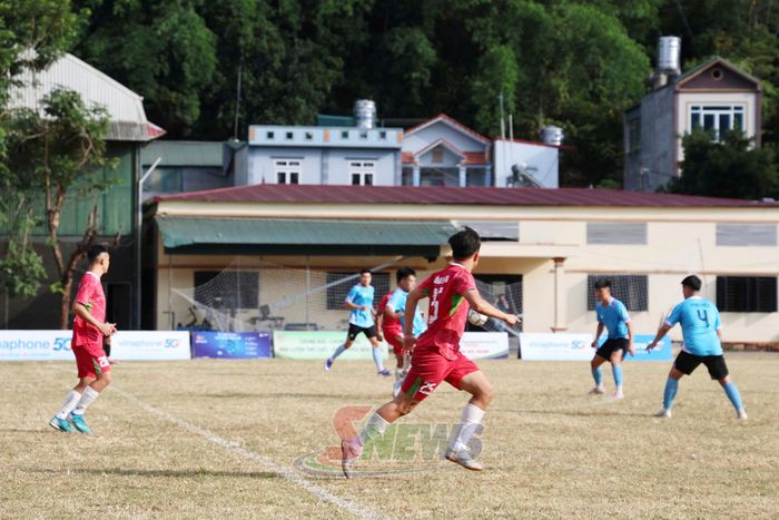 Trận chung kết giữa đội xã Phù Yên - Công an tỉnh Sơn La.