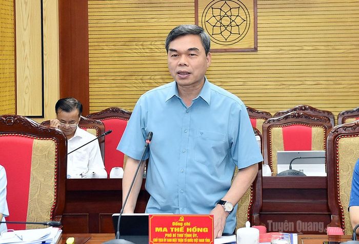 Đồng chí Ma Thế Hồng, Phó Bí thư Tỉnh ủy, Chủ tịch Ủy ban MTTQ tỉnh phát biểu ý kiến tại hội nghị.