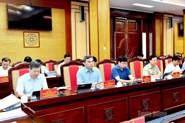 Các đồng chí Thường trực Tỉnh ủy và đại biểu tại hội nghị.
