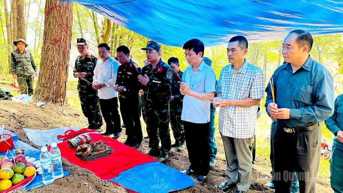 Các lực lượng cất bốc hài cốt liệt sĩ.