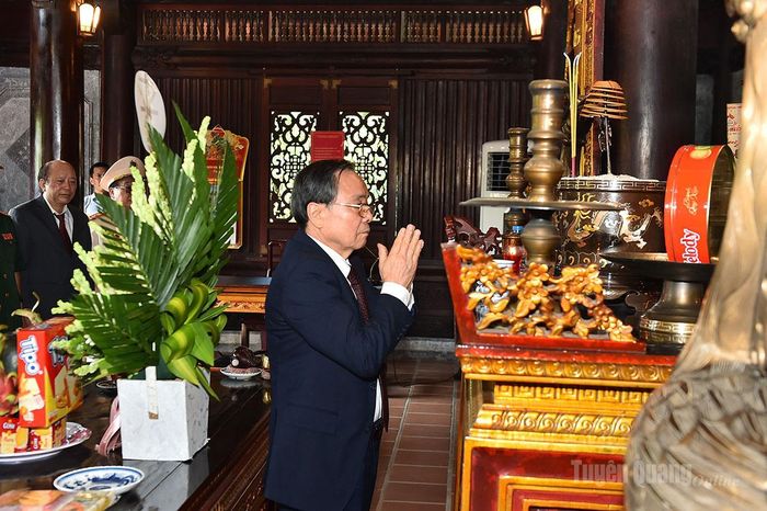 Đồng chí Nguyễn Hữu Hoan, nguyên Phó Bí thư Thường trực Tỉnh ủy, Chủ nhiệm CLB Tân Trào dâng hương Chủ tịch Hồ Chí Minh.