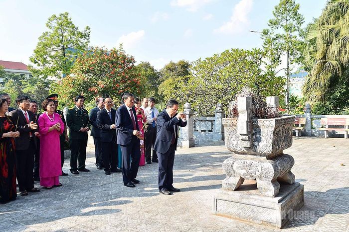 Các đại biểu Câu lạc bộ Tân Trào dâng hương trước Đền thờ Chủ tịch Hồ Chí Minh.