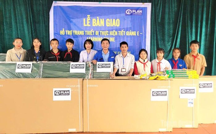 Văn phòng Plan Tuyên Quang hỗ trợ thiết bị tại Trường Phổ thông Dân tộc bán trú THCS Lũng Chinh.