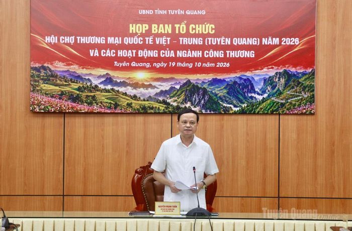  Đồng chí Nguyễn Mạnh Tuấn, Uỷ viên Ban Thường vụ Tỉnh uỷ, Phó Chủ tịch Thường trực UBND tỉnh, Trưởng ban Tổ chức Hội chợ phát biểu tại buổi họp. 