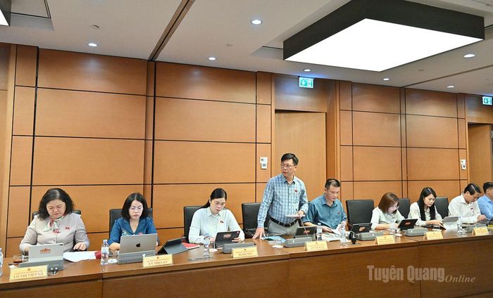 ĐBQH Lý Văn Huấn thảo luận dự thảo Bộ luật Hình sự (sửa đổi).