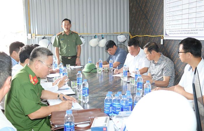 Đoàn công tác làm việc với chính quyền địa phương, chủ đầu tư và các đơn vị thi công về tiến độ thi công công trình.
