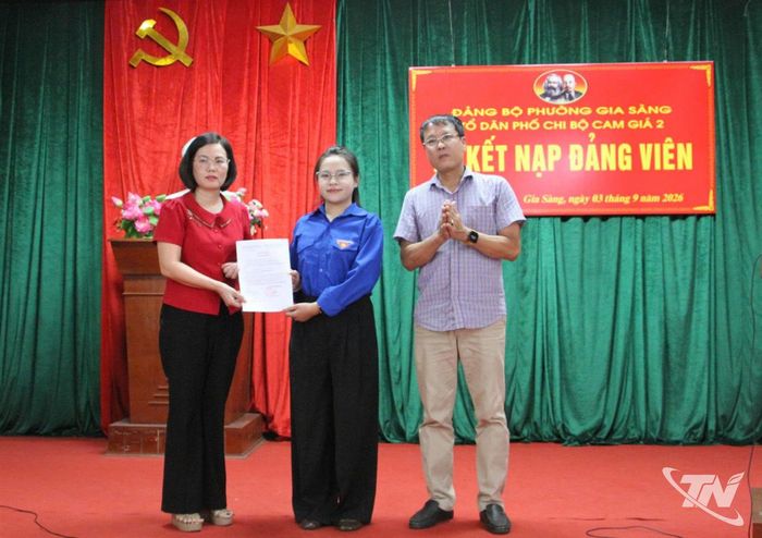 Đảng viên trẻ Nguyễn Mai Phương, Chi bộ Cam Giá 2, Đảng bộ phường Gia Sàng được kết nạp Đảng ở tuổi 18.