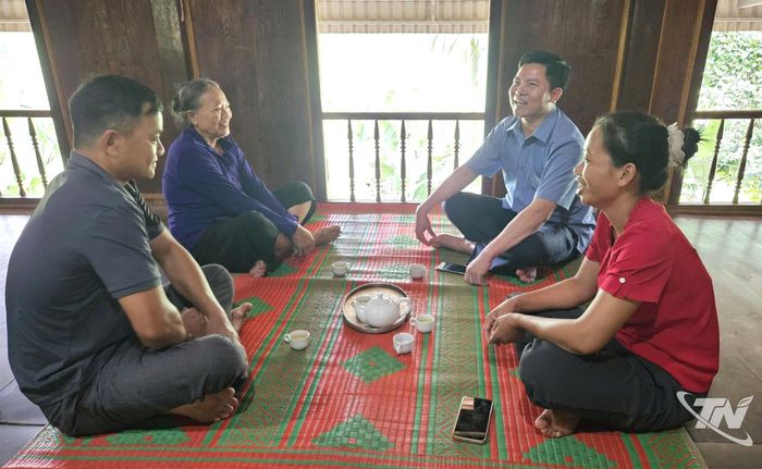 Cán bộ Ban Xây dựng Đảng xã Thần Sa và đại diện Chi bộ Kim Sơn trò chuyện cùng đảng viên mới kết nạp.