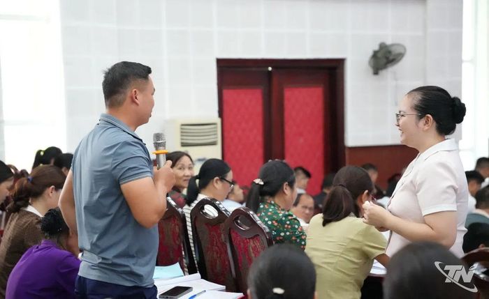 Các đại biểu trao đổi, tìm hiểu kiến thức pháp luật về trợ giúp pháp lý.