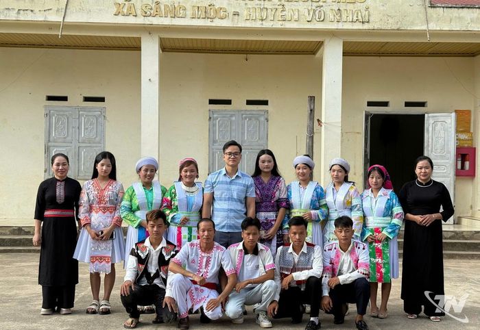 Bí thư Đảng uỷ xã Sảng Mộc Hoàng Anh Đức cùng bà con.
