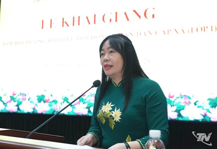 Đồng chí Đặng Thị Kim Oanh, Phó Hiệu trưởng Trường Chính trị tỉnh, phát biểu khai mạc lớp bồi dưỡng.