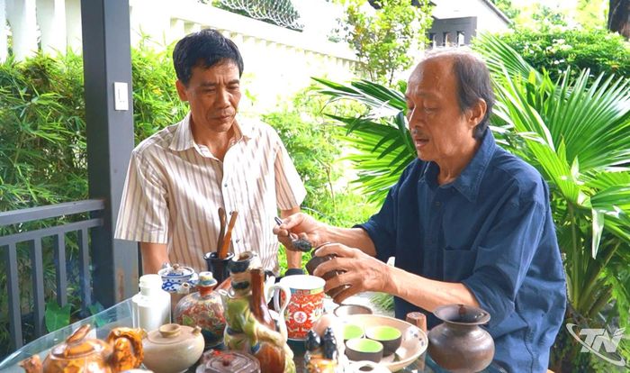 Nghệ nhân Mông Đông Vũ pha trà mời khách bên những chiếc ấm trong bộ sưu tập của mình.